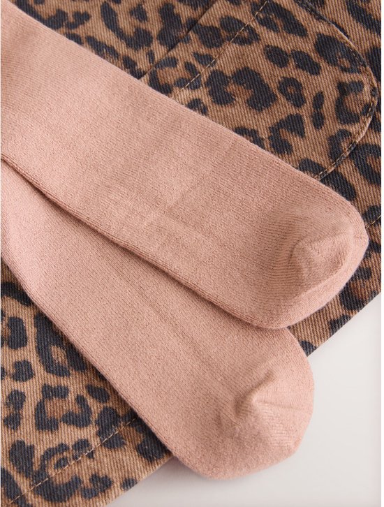 Roze panty's met luipaardprint denim jurkje.
