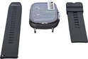 Zwarte smartwatch met verwisselbare bandjes, een zwart scherm met waarschuwingssymbolen en een oplaadpunt.