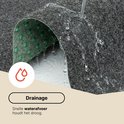 Tapis gris foncé avec de l'eau qui s'écoule, montrant le drainage.