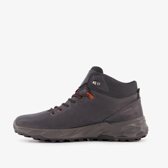 Grijze leren wandelschoen met oranje veters en J-Tex logo.