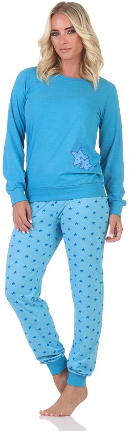 Lichtblauwe pyjamaset met lange mouwen en een all-over sterrenprint. Op de linkerborst een decoratieve ster.