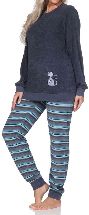 Model draagt donkerblauwe pyjamaset met katten-silhouet en gestreepte broek.