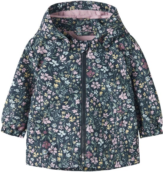 Veste bleu marine à capuche, recouverte d'un imprimé floral rose, jaune et blanc. Doublure rose et fermeture éclair.