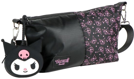 Zwarte cross-body tas met roze Kuromi-print en een kuromi-sleutelhanger.