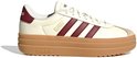 Crème Adidas sneaker met bordeauxrode strepen, bordeauxrode hielkap en gum-kleurige plateauzool.