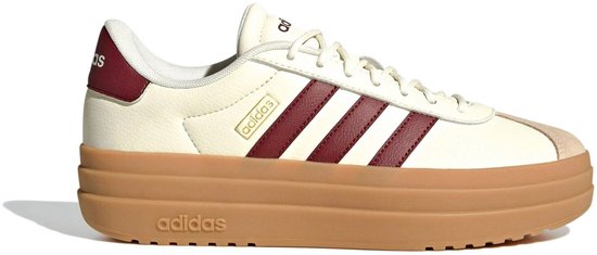 Crème Adidas sneaker met bordeauxrode strepen, bordeauxrode hielkap en gum-kleurige plateauzool.
