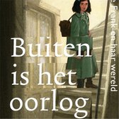Boekomslag met een getekend meisje in een groene jas en tas, met de tekst "Buiten is het oorlog".