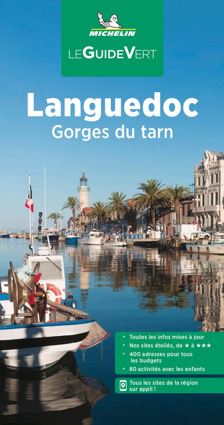 Livre avec une image d'un port maritime avec des palmiers et un phare au loin.
