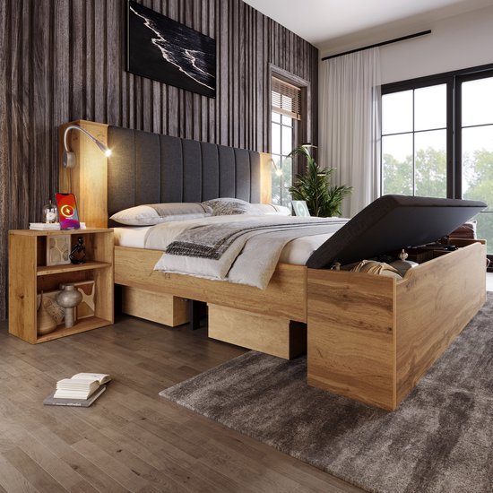 Houten bed met grijs hoofdbord, 2 houten nachtkastjes, opbergbank en leeslampjes, met opbergruimte onder het bed.