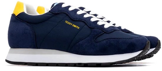 Paar donkerblauwe Teddy Smith sneakers met witte veters en accenten in geel.