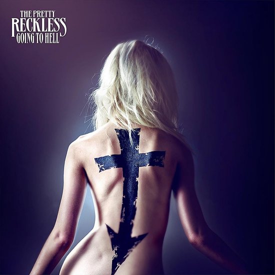 Achterkant van een vrouw met blond haar, met een grote zwarte omgekeerde kruis-pijl tatoeage op haar rug. Albumtitel "The Pretty Reckless Going To Hell" in de linkerbovenhoek.