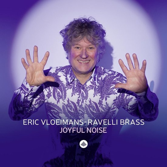 Man met warrig blond haar draagt paars-wit paisley overhemd. Toont beide handen naar voren. Tekst: ERIC VLOEIMANS-RAVELLI BRASS JOYFUL NOISE.