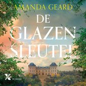 Boekcover met "De glazen sleutel" in grote witte letters. Op de achtergrond een statig landhuis omringd door bomen en een oranje/gele lucht.