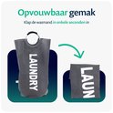 Grijze wasmand met 'LAUNDRY' opdruk, zowel open als opgevouwen.