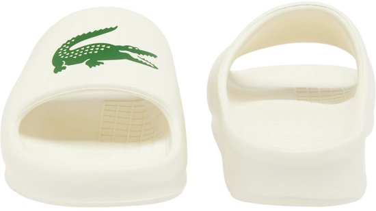 Crèmekleurige Lacoste slippers. Voorzien van groen krokodillenlogo op de voorvoet.