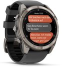 Grijze smartwatch met berichten op het scherm: 'Wir brechen nach den Frühstück auf.' en 'Sag Bescheid, wenn ihr da seid.'
