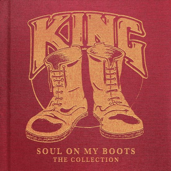Rood albumdesign met gouden tekst 'KING' en laarzen, met 'SOUL ON MY BOOTS THE COLLECTION' onderaan.