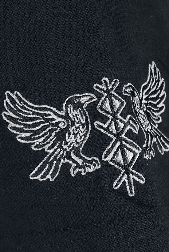 Detail van zilverkleurige geborduurde raven en runen op een zwart T-shirt.