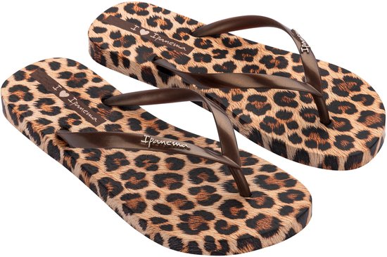 Paar bruine Ipanema slippers met luipaardprint en metallic bandjes. Tekst 'I love Ipanema'.