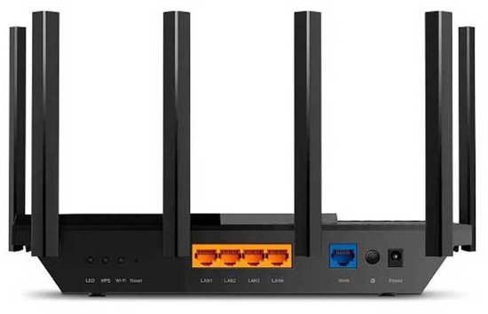 Achterkant van zwarte router met 4 LAN-poorten, 1 WAN-poort, stroomknop en 6 antennes.