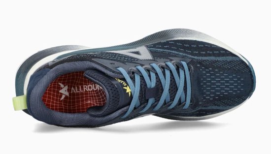 Donkerblauwe Allrounder sneaker met blauwe veters, witte zool, gele tong en rood ruitpatroon aan de binnenkant.