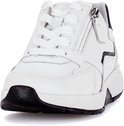 Witte leren sneaker met rits en zwarte accenten, schuin vooraanzicht.