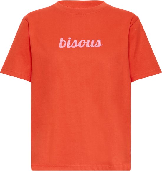 Un t-shirt rouge uni avec le texte 'bisous' en paillettes roses sur le devant.