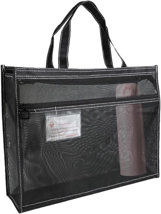 Zwarte mesh tas met ritssluiting, witte stiksels en twee handvatten. Een rol en documenten in de tas.