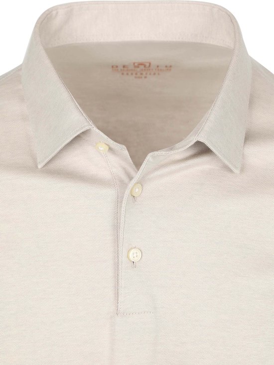 Close-up van de kraag en knoopjes van een beige longsleeve poloshirt.