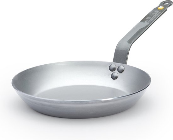 Zilveren koekenpan met een gebogen metalen steel, bevestigd met drie klinknagels.