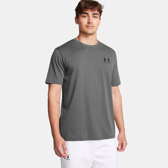 Man in grijs Under Armour sportshirt, voorkant, met logo op de borst.