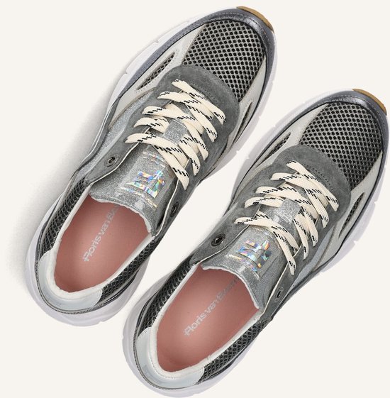 Paar zilverkleurige lage sneakers met veters, mesh, glitter en metallic details. De roze voering is zichtbaar.