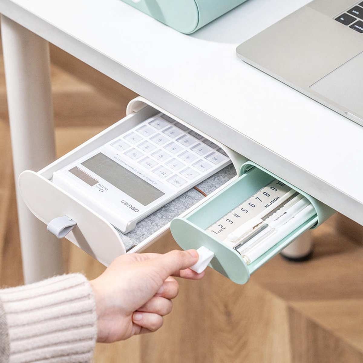 Verborgen zelfklevende opbergdoos voor bureau