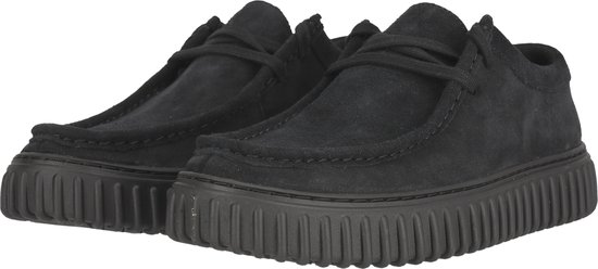 Zwarte suède Clarks Torhill Lo veterschoenen met dikke zwarte zool, van de zijkant gezien.