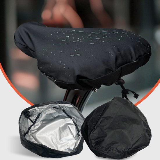 Zwarte waterdichte zadelhoes met waterdruppels op een fietszadel, met losse binnen- en buitenhoes.