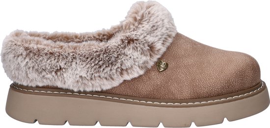 Mule en suédine taupe avec doublure en fausse fourrure beige, logo Skechers en forme de cœur et semelle épaisse.