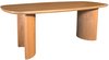Ovale houten tafel met gebogen houten poten op een witte achtergrond.