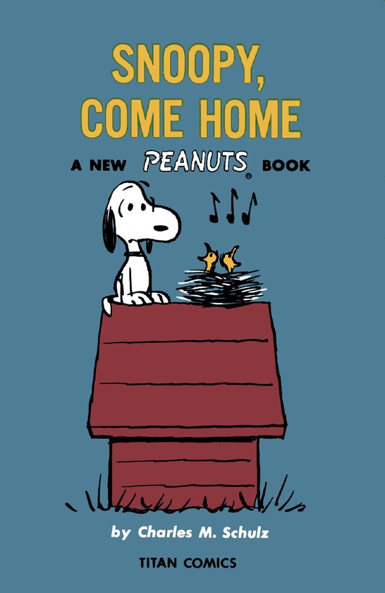 Snoopy zit op zijn rode hondenhok, kijkend naar twee zingende vogels in een nest. Titel: Snoopy, Come Home, A New Peanuts Book.