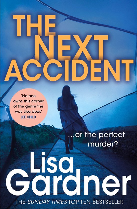 Boekomslag met de titel 'The Next Accident'. Een vrouw staat op een pad met gebroken glas op de voorgrond. Lee Child citeert Lisa Gardner.