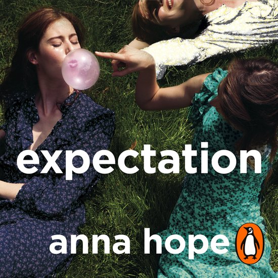 Drie vrouwen liggen op gras. Een vrouw met een donkerblauwe jurk blaast een roze kauwgombal. Een vrouw met een turkooizen jurk wijst naar de kauwgombal. Titel: expectation, auteur: anna hope.