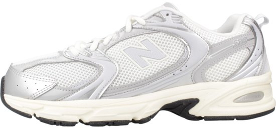 Zijzicht van de zilverkleurige New Balance U530 sneaker met mesh en crèmekleurige zool.