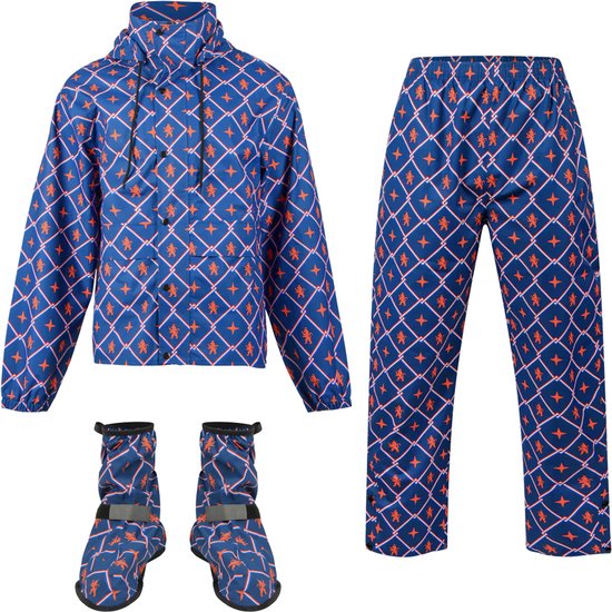 Blauwe regenjas, regenbroek en overschoenen met een oranje sterren- en leeuwenpatroon.
