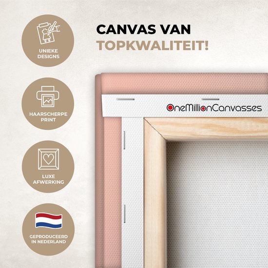 Canvas schilderij 80x60 cm - Exclusieve wanddecoratie Meisje - Deken - Gestreept - Oranje - Muurdecoratie woonkamer - Slaapkamer decoratie - Kamer accessoires - Schilderijen op canvas