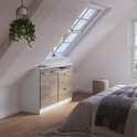 Kast met houten fronten en witte zijden, staand in een slaapkamer onder een zolderraam.