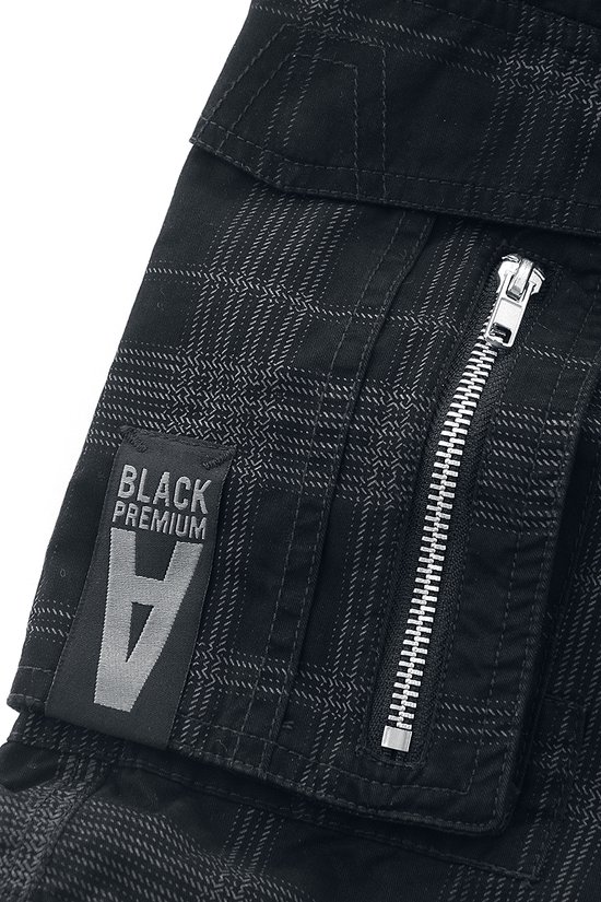 Detail van een zwarte cargobroek met ruitjesprint, rits, en 'BLACK PREMIUM' label.