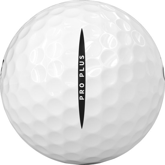Witte golfbal met zwarte 'Pro Plus' tekst.