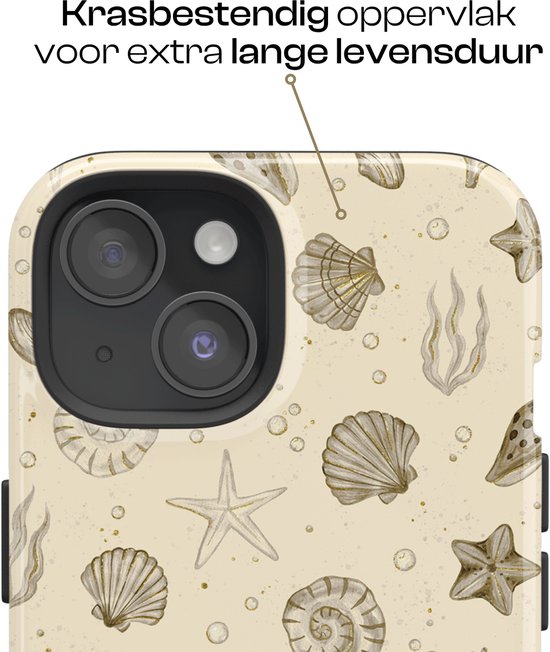Telefoonhoesje met een beige achtergrond en een print van schelpen, zeesterren en zeewier in bruin en goudkleurige accenten.