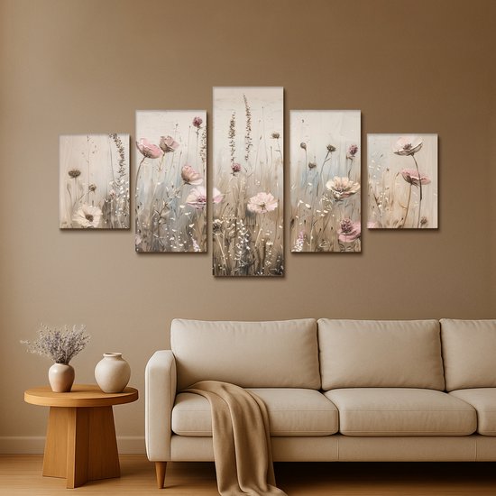 Toile pentaptyque avec des fleurs roses et blanches dans une prairie détaillée beige, au-dessus d'un canapé.