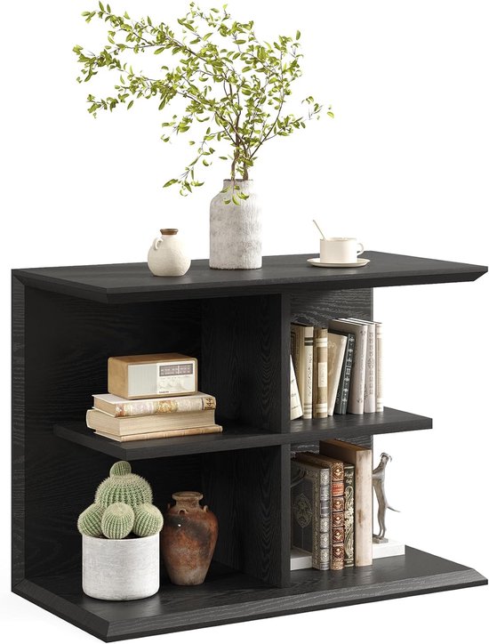 Zwarte bijzettafel met drie open schappen, gedecoreerd met boeken, een vaas met bloemen en een radio.