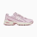 Lichtroze New Balance sneaker met beige, roze en witte details. 'ABZORB' op de hiel.